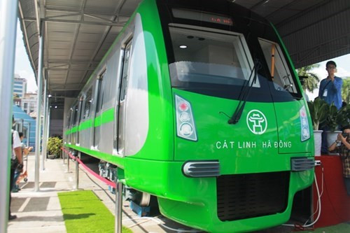 Toàn cảnh toa đầu của tàu điện mẫu Cát Linh - Hà Đông. Toàn cảnh toa đầu của tàu điện mẫu Cát Linh - Hà Đông.