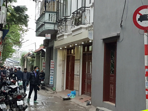 Chiều 3/1, lực lượng chức năng đã phong tỏa ngõ 279, Hoàng Mai. Ảnh: Võ Hải Căn nhà có chậu nhôm và túi ni lông màu xanh phía trước là nơi phát hiện thi thể chủ tịch huyện Quốc Oai. Ảnh: Võ Hải 
