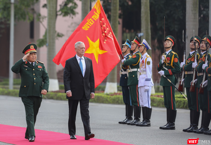 Bộ trưởng Quốc phòng Hợp chủng quốc Hoa Kỳ - ngài James Mattis - duyệt đội danh dự Quân đội nhân dân Việt Nam