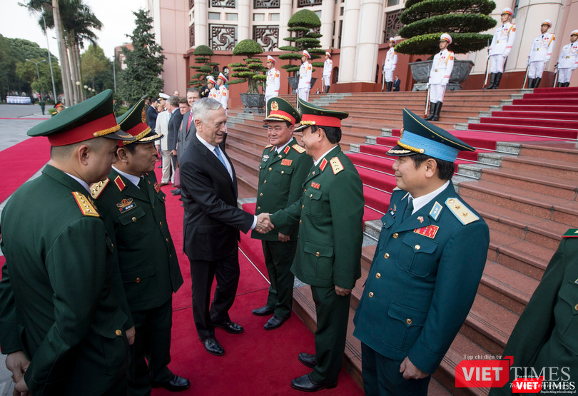 Bộ trưởng Quốc phòng Mỹ thăm chùa Trấn Quốc, dạo Hồ Tây ảnh 4
