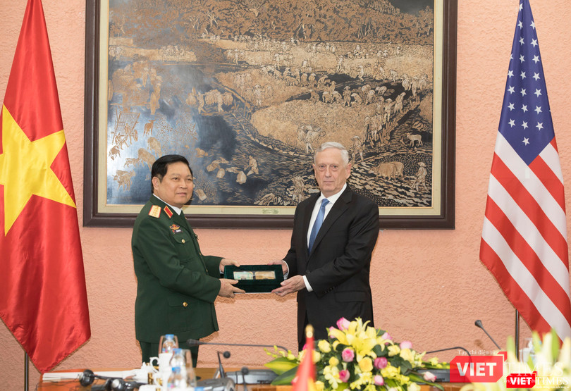 Bộ trưởng Quốc phòng Mỹ thăm chùa Trấn Quốc, dạo Hồ Tây ảnh 8