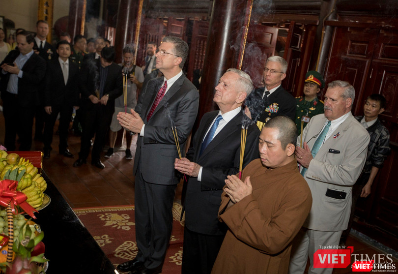 Bộ trưởng Quốc phòng Mỹ thăm chùa Trấn Quốc, dạo Hồ Tây ảnh 10