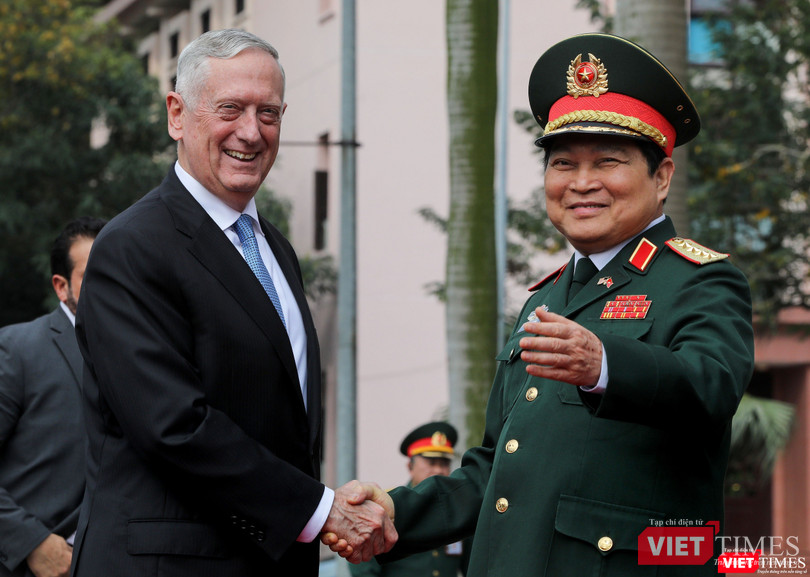 Bộ trưởng Quốc phòng Mỹ thăm chùa Trấn Quốc, dạo Hồ Tây ảnh 1