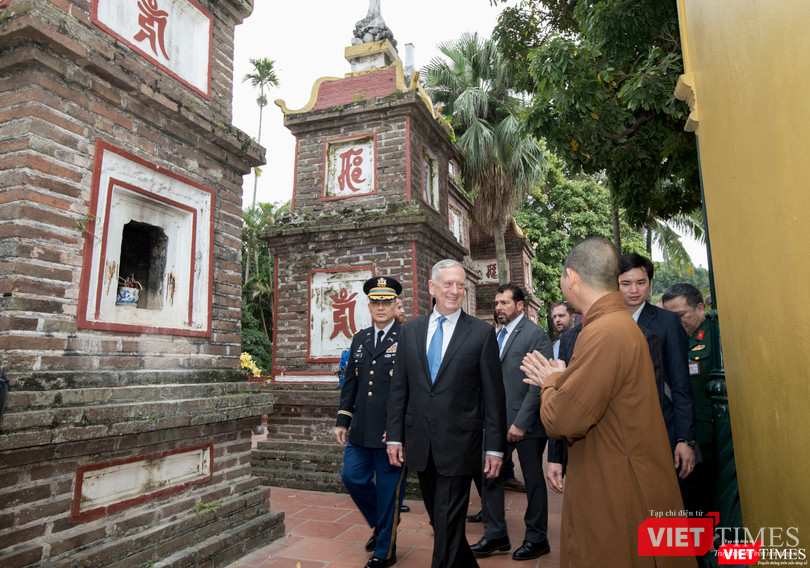 Bộ trưởng Quốc phòng Mỹ thăm chùa Trấn Quốc, dạo Hồ Tây ảnh 13