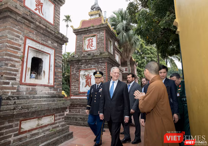 Bộ trưởng Quốc phòng Mỹ thăm chùa Trấn Quốc, dạo Hồ Tây ảnh 13