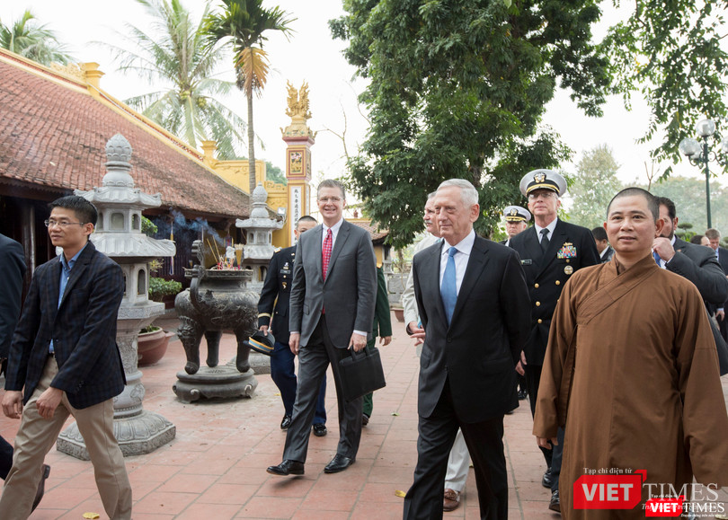 Bộ trưởng Quốc phòng Mỹ thăm chùa Trấn Quốc, dạo Hồ Tây ảnh 12