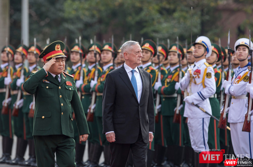 Bộ trưởng Quốc phòng Mỹ thăm chùa Trấn Quốc, dạo Hồ Tây ảnh 3