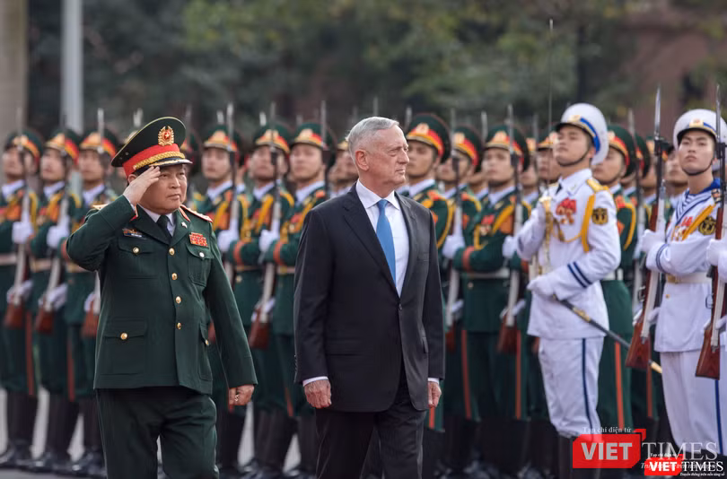 Bộ trưởng Quốc phòng Mỹ thăm chùa Trấn Quốc, dạo Hồ Tây ảnh 3