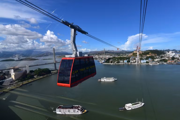 Cầu Bãi cháy nhìn từ cáp treo của Sungroup. Ảnh:Sungroup