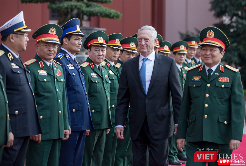 Bộ trưởng Quốc phòng Mỹ thăm chùa Trấn Quốc, dạo Hồ Tây ảnh 5