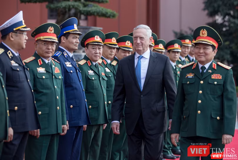 Bộ trưởng Quốc phòng Mỹ thăm chùa Trấn Quốc, dạo Hồ Tây ảnh 5