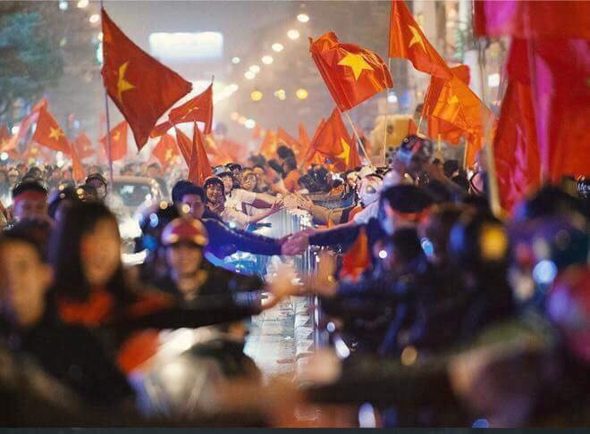 Thủ môn Bùi Tiến Dũng nghẹn ngào xin lỗi vì đã không mang Cup về cho dân tộc ảnh 1