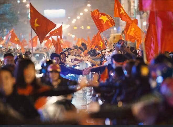 Thủ môn Bùi Tiến Dũng nghẹn ngào xin lỗi vì đã không mang Cup về cho dân tộc ảnh 1