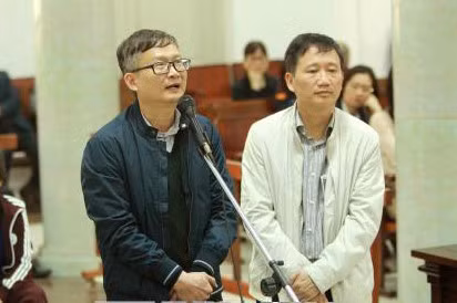 Ông Trịnh Xuân Thanh và ông Đinh Mạnh Thắng tại tòa. Ảnh: TTXVN