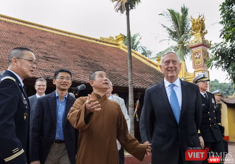 Bộ trưởng Quốc phòng Mỹ thăm chùa Trấn Quốc, dạo Hồ Tây ảnh 11