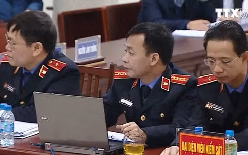 Đại diện Viện kiểm sát nhân dân Thành phố Hà Nội tranh luận tại phiên xử ngày 15/1. Ảnh: TTXVN.