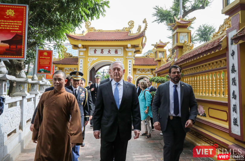 Bộ trưởng Quốc phòng Mỹ thăm chùa Trấn Quốc, dạo Hồ Tây ảnh 9