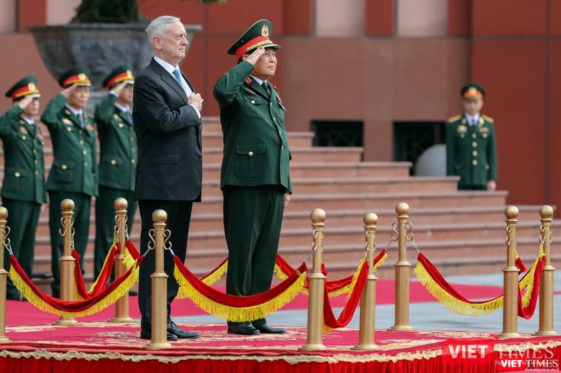 Bộ trưởng Quốc phòng Mỹ thăm chùa Trấn Quốc, dạo Hồ Tây ảnh 2