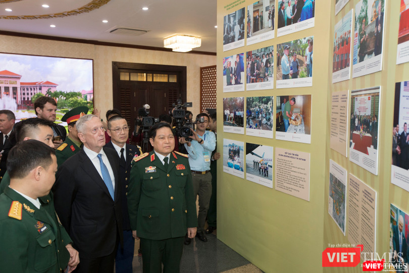 Bộ trưởng Quốc phòng Mỹ thăm chùa Trấn Quốc, dạo Hồ Tây ảnh 6