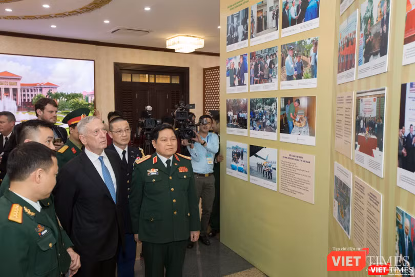 Bộ trưởng Quốc phòng Mỹ thăm chùa Trấn Quốc, dạo Hồ Tây ảnh 6