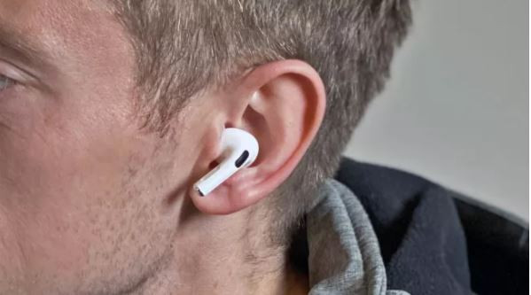 AirPods Pro luôn bám chắc trên tai kể cả khi người dùng thực hiện các hoạt động mạnh (Ảnh: Tech Radar)