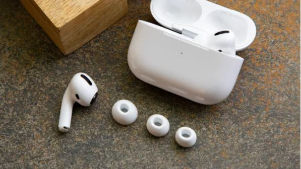 Thiết kế tinh tế của AirPods Pro (Ảnh: Tech Radar)