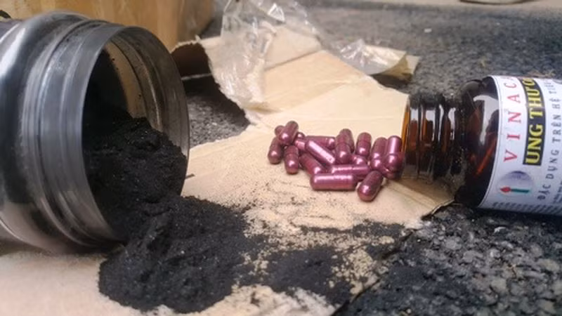 Thuốc chữa ung thư làm từ than tre của công ty TNHH Vinaca. Ảnh: Lao động