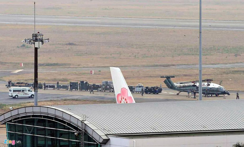 Dàn máy bay Mỹ trong những ngày qua liên tục cất và hạ cánh tại sân bay Tân Sơn Nhất để chở hàng hóa, đồ đạc phục vụ chuyến thăm của người đứng đầu Hợp chủng Quốc Hoa Kỳ. Góc phải trong ảnh là chiếc trực thăng Marine One. Nó được tháo rời cánh để thuận tiện cho việc di chuyển, sau đó được lắp ráp hoàn chỉnh ở sân bay Tân Sơn Nhất. 