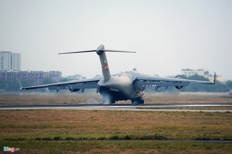 Chúng liên tục cất và hạ cánh để chở hàng hóa phục vụ đoàn của Tổng thống Obama với khoảng 1.600 người tới Việt Nam.