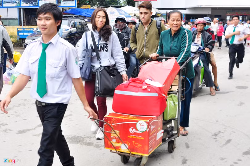 Ông Vũ Thanh Minh, Trưởng tàu SE4, cho biết thêm so với các tỉnh miền Trung, người dân Quảng Ngãi làm ăn, học tập ở TP.HCM và các tỉnh phía Nam chiếm số lượng tương đối lớn. Mỗi chuyến tàu Tết đưa bà con từ TP.HCM ra Hà Nội thì có khoảng 200 đến 300 là người dân Quảng Ngãi. "Toàn thể các bộ, nhân viên ngành đường sắt làm việc xuyên Tết trên tàu nhằm đảm bảo phục vụ tốt nhu cầu đi lại của người dân dịp trước, trong và sau Tết Đinh Dậu", ông Minh thổ lộ.