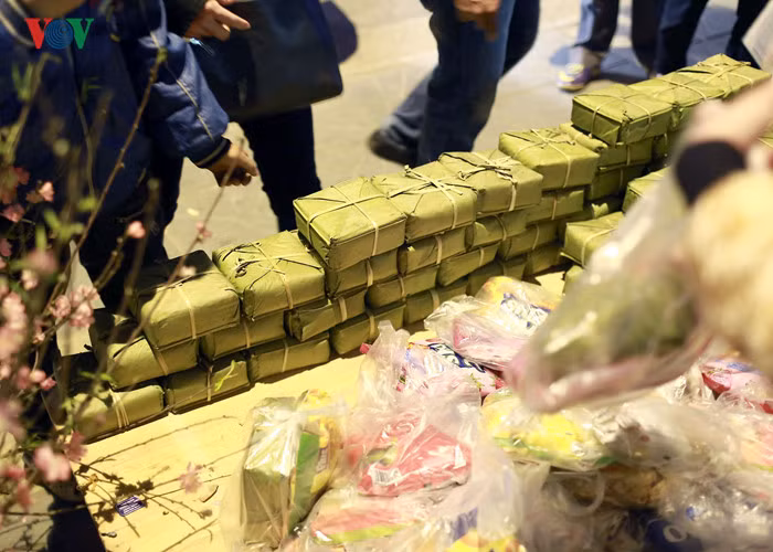 Tại đây, khoảng 500 chiếc bánh chưng cùng nhiều phần quà như bánh mứt kẹo, gia vị, quần áo được phân phát miễn phí.