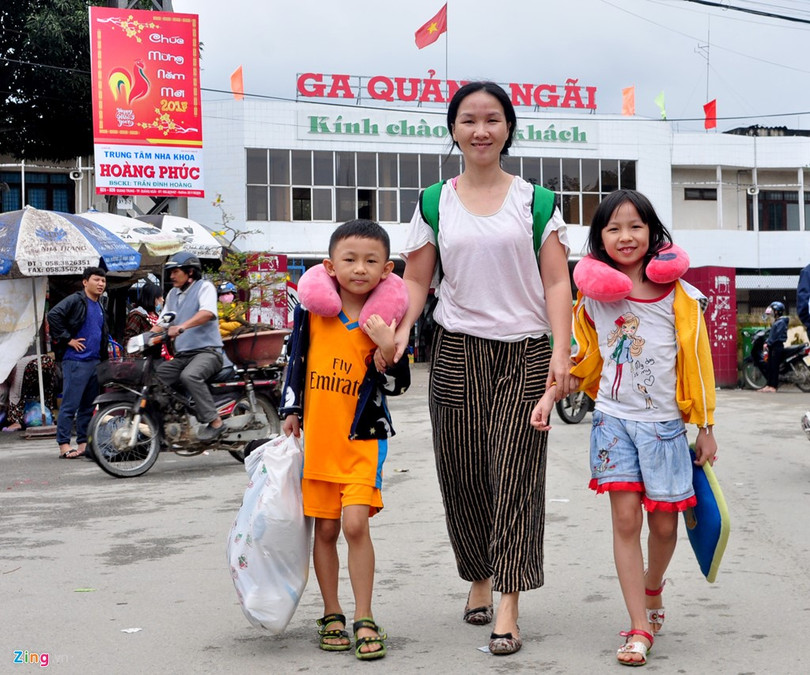 Chị Phạm Thị Dương Hồng (ngụ thị trấn Sông Vệ, huyện Tư Nghĩa) cùng hai đứa con sinh đôi Phạm Tường Vy và Phạm Quốc Vy (8 tuổi) hân hoan khi đặt chân về đến quê nhà. "Mấy ngày vừa qua các con rộn ràng ngày nào cũng mong ngóng ngày về quê sum họp đón Tết cùng ông, bà mà lòng mình cũng bồi hồi, nôn nao theo", chị Hồng bộc bạch.
