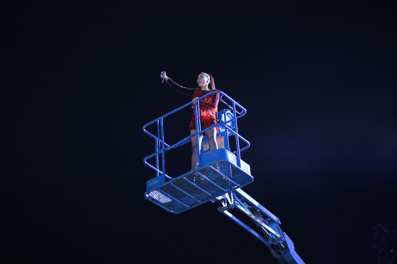 Màn xuất hiện độc đáo từ trên cần cẩu của nữ ca sĩ Thu Minh tại Đại nhạc hội Vin ID – Đại Hỷ Xuân 2017.