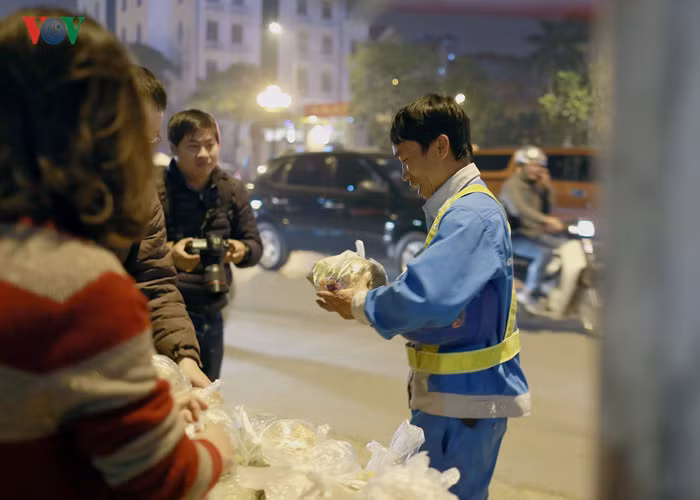 Nụ cười rạng rỡ, niềm vui giản dị của người lao động khi nhận được món quà ý nghĩa