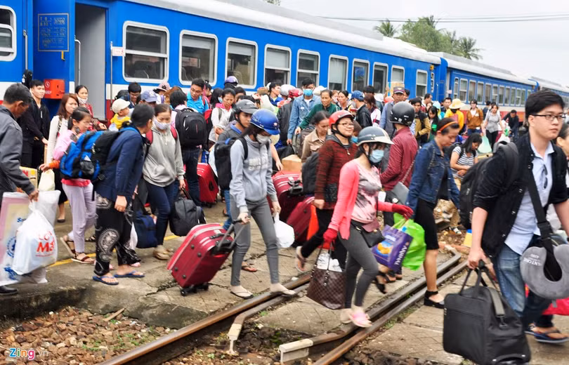 Chiều 23/1, ga Quảng Ngãi chật kín dòng người từ phương Nam đổ về quê ăn Tết cùng gia đình. Nhiều cặp vợ chồng không quản ngại đường xa hàng chục cây số đến ga Quảng Ngãi đón con, cháu về quê đón tết. Trung bình mỗi ngày ga Quảng Ngãi đón khoảng 3.500 người làm ăn xa về.