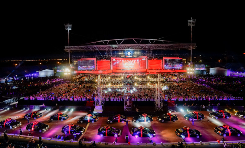 Sân khấu có chiều dài hơn 100m đủ để trình diễn màn diễu hành ô tô vô cùng ấn tượng