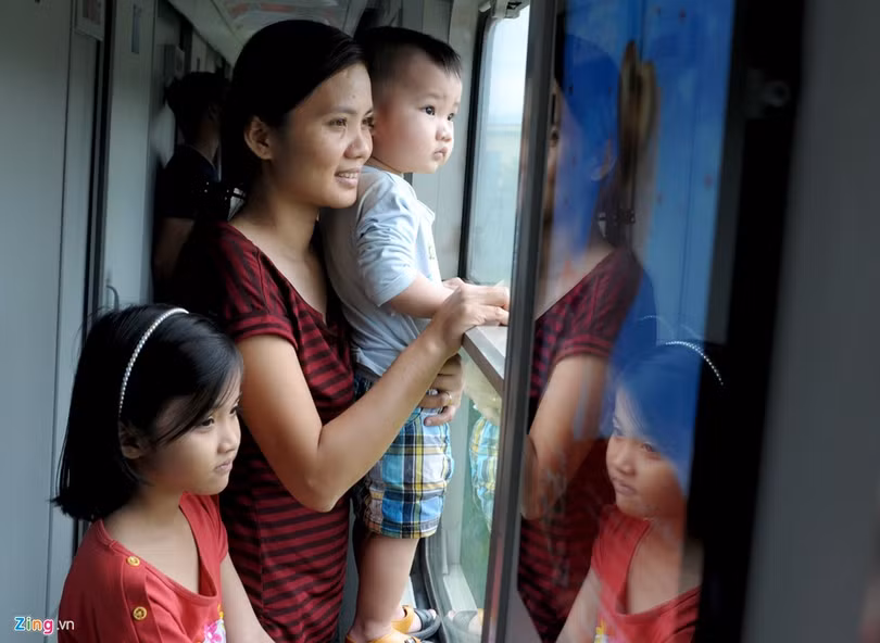 Liên tục ba ngày qua, hàng nghìn người làm ăn, học tập xa lên tàu lửa, xe khách về các tỉnh miền Trung đón Tết Đinh Dậu cùng gia đình. Ngày 23/1, hơn 1.000 người dân làm ăn, học tập ở TP HCM và các tỉnh phía Nam đi tàu lửa về đến ga Quảng Ngãi trong niềm vui, hạnh phúc sum họp gia đình.