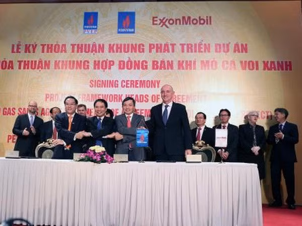 Lễ ký kết thỏa thuận khung phát triển dự án điện khí từ mỏ khí Cá Voi Xanh. (Ảnh TTXVN)