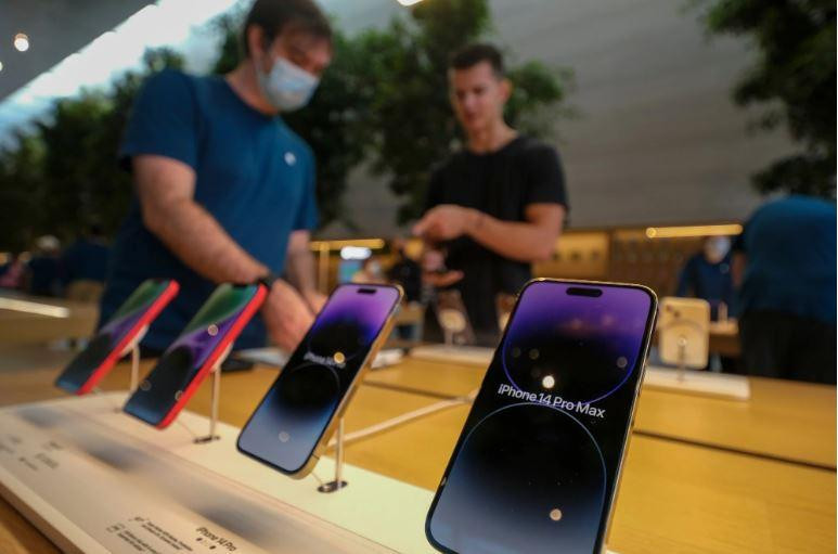 Dòng iPhone 14 mới nhất của Apple được trưng bày tại một cửa hàng ở Los Angeles (Ảnh: SCMP)