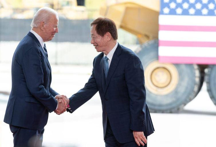 Tổng thống Mỹ Joe Biden bắt tay Mark Liu, chủ tịch TSMC (phải), trong một buổi lễ ở Phoenix, Arizona, ngày 6/12/2022 (Ảnh: SCMP) Tổng thống Mỹ Joe Biden bắt tay Mark Liu, chủ tịch TSMC (phải), trong một buổi lễ ở Phoenix, Arizona, ngày 6/12/2022 (Ảnh: SCMP)