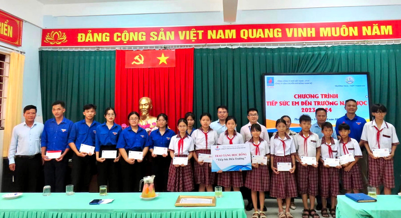 KĐN thường xuyên thực hiện chương trình trao tặng học bổng "Tiếp sức đến trường"