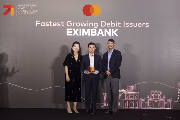 Đại diện Eximbank – ông La Kim Vị, Giám đốc Phát triển kinh doanh &amp; phát triển sản phẩm thẻ nhận giải thưởng từ MasterCard
