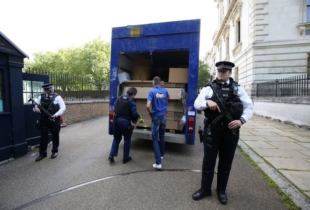 Chiếc xe tải dọn nhà đến tòa nhà số 10 Phố Downing - Ảnh: Mirror