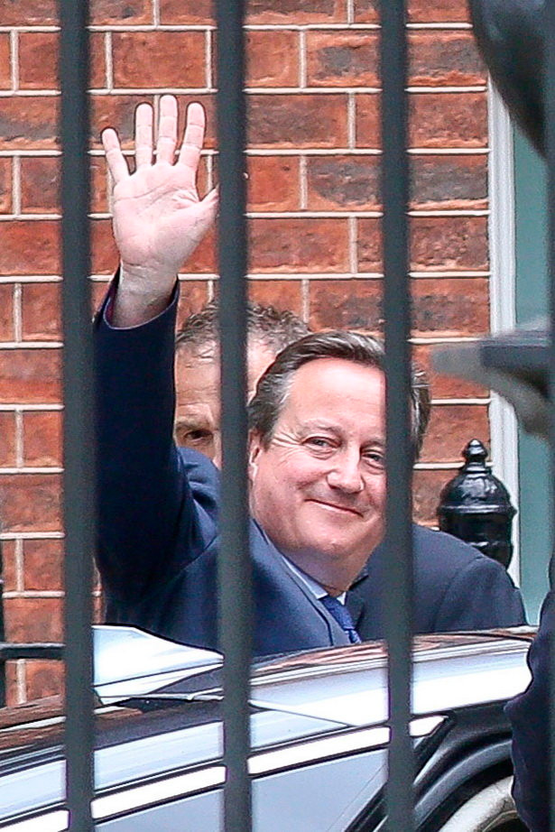 Ông Cameron vẫy chào khi rời Phố Downing - Ảnh: Mirror