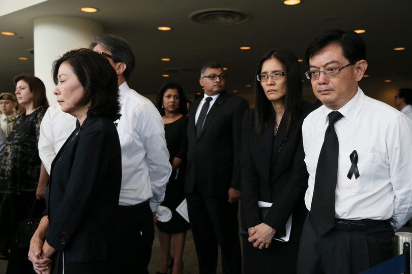 Ông Heng Swee Keat (đeo kính, bên phải, ngoài cùng).