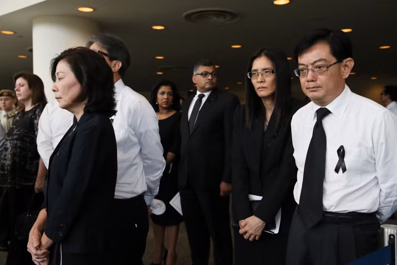 Ông Heng Swee Keat (đeo kính, bên phải, ngoài cùng).