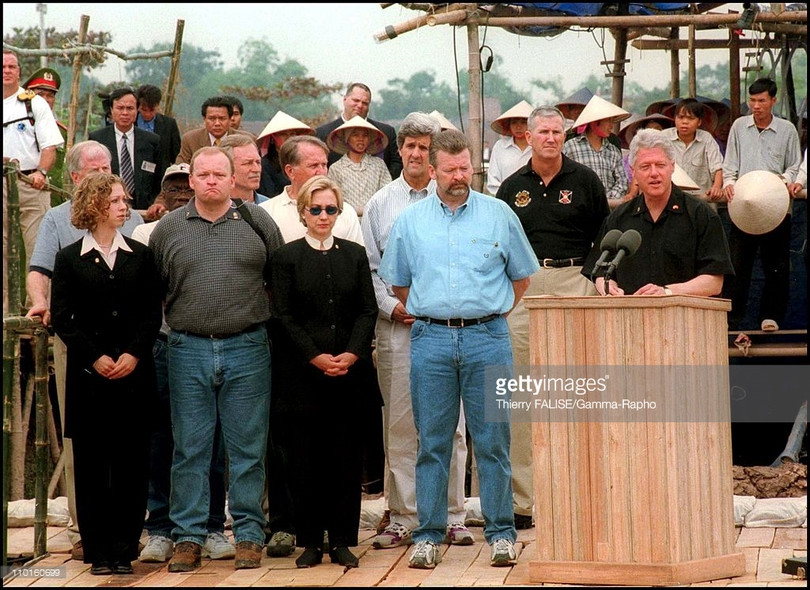 Trong chuyến công du đến Việt Nam tháng 11/2000, rất khi khi thấy sự hiện diện của các đặc vụ mặc quân phục, cảnh phục Mỹ. Vợ chồng nhà cựu lãnh đạo Mỹ xuất hiện giữa công chúng hết sức thoải mái, được người dân địa phương cảm phục.