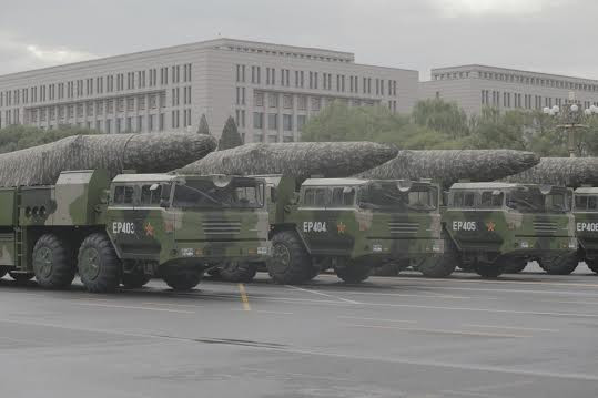 Tên lửa đạn đạo Đông Phong-26 Trung Quốc có thể lắp cả đầu đạn thông thường và đầu đạn hạt nhân.