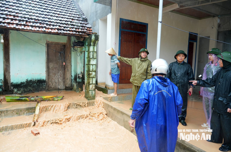Nước lũ từ trên núi Đụn tràn xuống, mang theo bùn đất gây ngập cục bộ xóm Trường Sơn, xã Vạn An, Nghệ An. Ảnh: Báo Nghệ An.