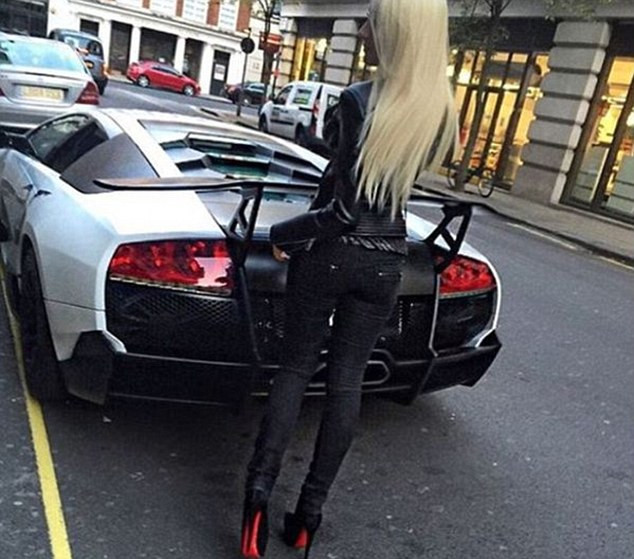 Giới nhà giàu Anh "hợm của" đi lại bằng trực thăng, rút tiền hỉ mũi, lau giày ảnh 4